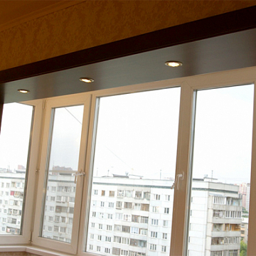 Тёплое остекление балкона, отделка кварц-виниловыми панелями
