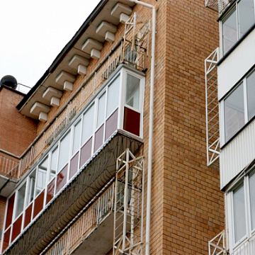 Тёплое остекление балкона, отделка кварц-виниловыми панелями